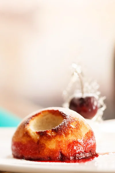 Bolo com cereja — Fotografia de Stock