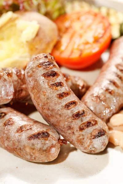 Saucisses aux légumes grillés — Photo