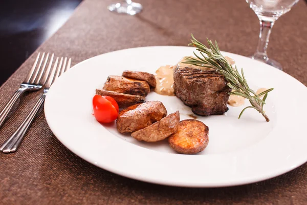 Rundsteak met aardappelen — Stockfoto