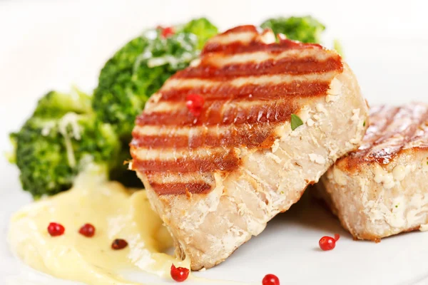 Tuna steak with broccoli — Stock Photo, Image