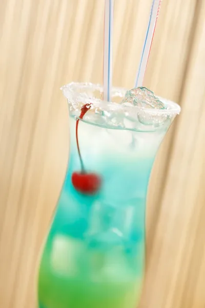 Blauer Cocktail mit Kirsche — Stockfoto