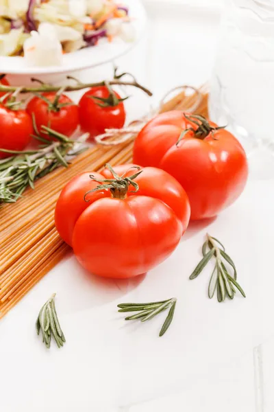Pasta with tomatoes and herbs — Stock Photo, Image