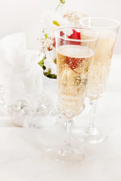 Champagne avec fleurs de mariage — Photo