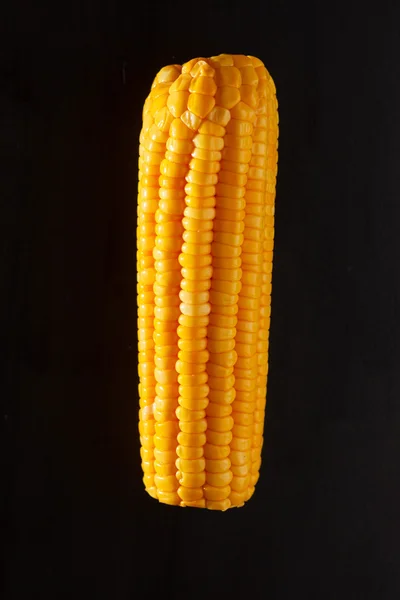Kukorica fekete alapon — Stock Fotó