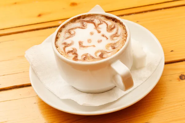 Sabah fincan cappuccino gülümseme ile — Stok fotoğraf
