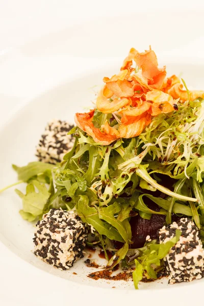 Salada com rúcula e queijo — Fotografia de Stock