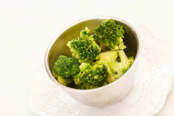 Broccoli al vapore in una ciotola — Foto Stock