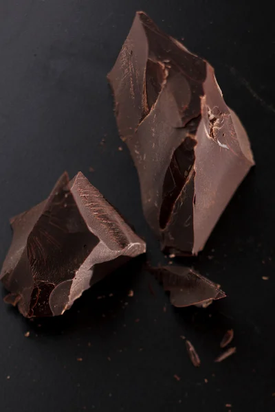 Chocolate sobre fundo preto — Fotografia de Stock