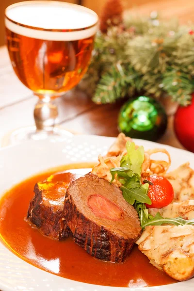 Carne arrosto sulla tavola di Natale — Foto Stock