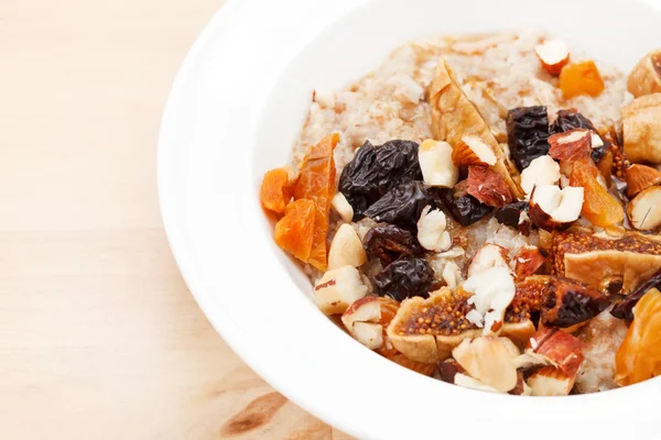 Oatmeal with raisins, nuts and maple syrup — Stock Photo, Image