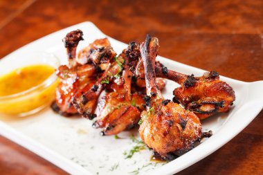 Soslu tavuk kanadı.