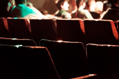 sinema kırmızı koltuk