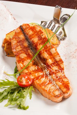 Somon steak patates ile