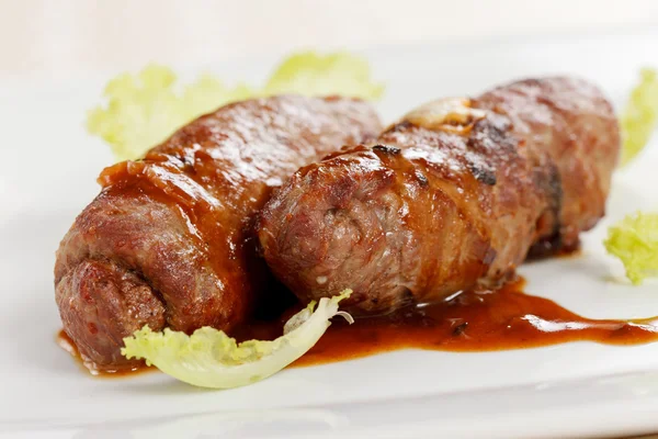 Gegrilde worsten met saus — Stockfoto