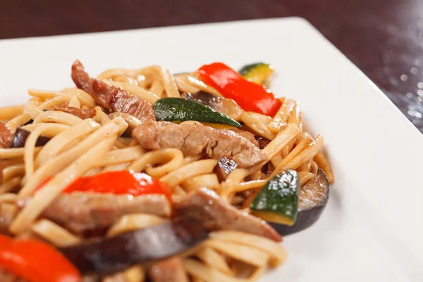 Macarrão com carne bovina e legumes — Fotografia de Stock