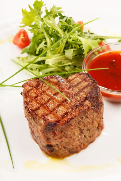 Grilovaný steak s omáčkou — Stock fotografie