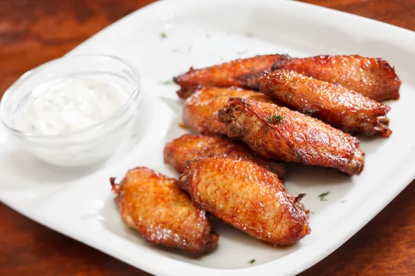 Kippenvleugels met saus — Stockfoto