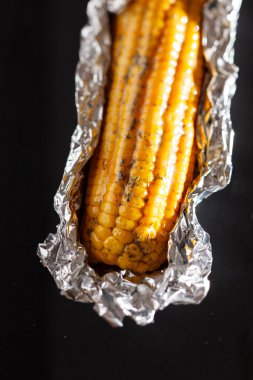 Siyah arkaplanda mısır