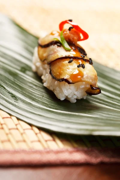 Sushi på bladet — Stockfoto