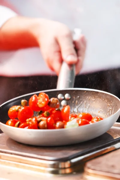 Koch bei der Arbeit — Stockfoto