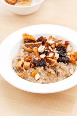 yulaf ezmesi kuru üzüm, fındık ve akçaağaç şurubu