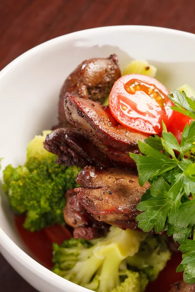 Hígado de pollo con verduras — Foto de Stock