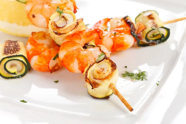 Prawn Skewers with vegetables — Stock Photo, Image