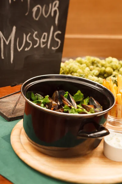 Mejillones con papas fritas —  Fotos de Stock