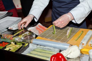 Şef mutfakta suşi hazırlıyor.