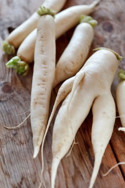 Ahşap arka planda Daikon turpu
