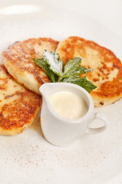 Peynirli krep ekşi krema ile