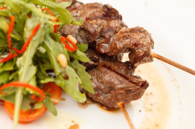 Kızarmış et ve sebze.