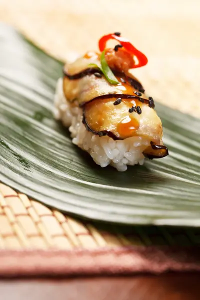 Sushi sur la feuille — Photo