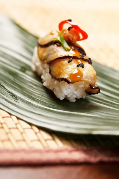 Sushi auf dem Blatt — Stockfoto