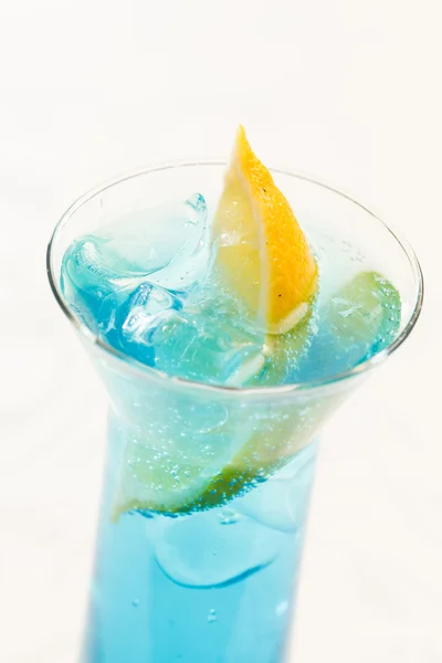 Blauer Cocktail mit Zitrone — Stockfoto