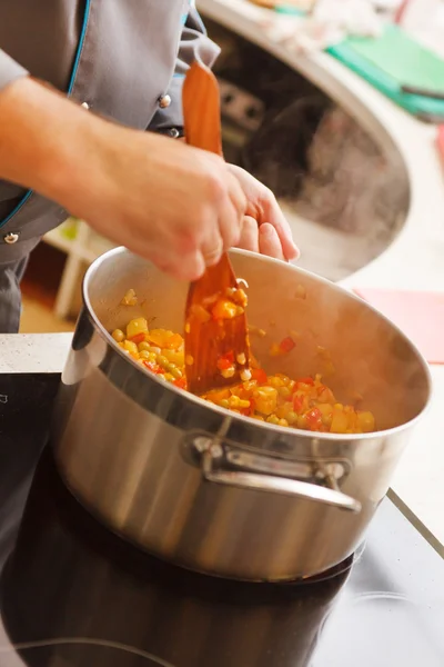 Chef preparando alimentos — Fotografia de Stock