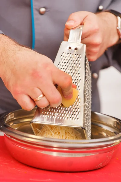 Chef stanno grattugiando formaggio — Foto Stock