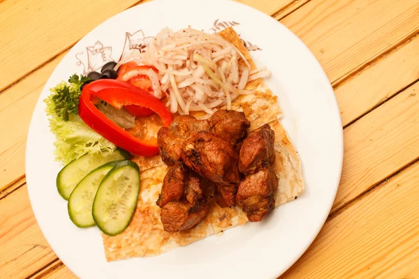 Kebab with vegetables — Stock Photo, Image