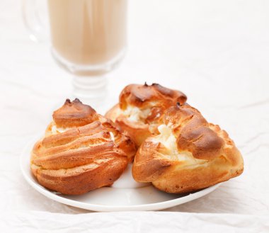 taze krema ile doldurulmuş eklerleri