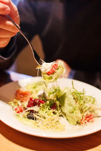 Ember eszik friss salátával — Stock Fotó