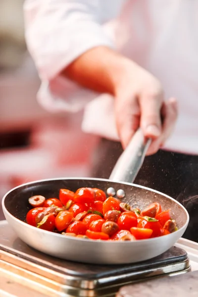 Chef-kok op het werk — Stockfoto