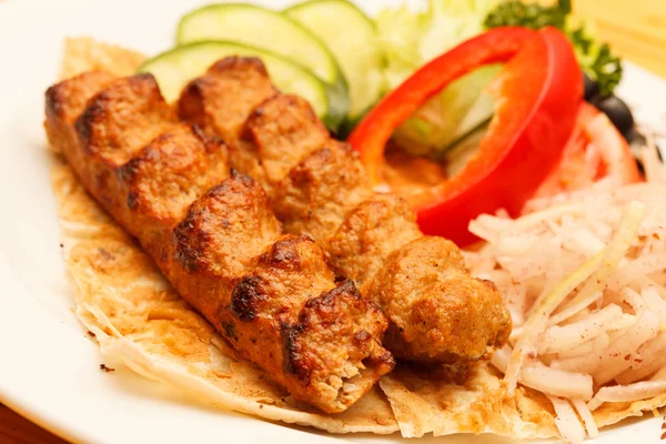 Kebab with vegetables — Stock Photo, Image