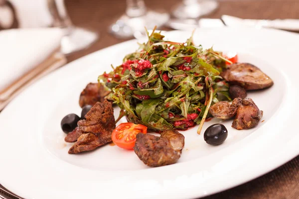 Carne con insalata — Foto Stock