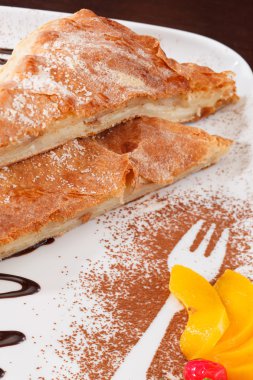 Elmalı turta ve dondurma.