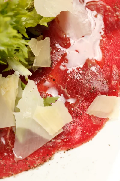 Et carpaccio parmesan peyniri ile — Stok fotoğraf