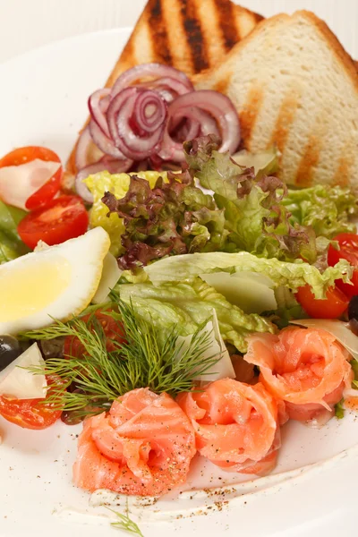 Antipasto gustoso con salmone — Foto Stock