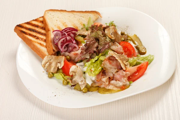Pastırma ile vegeatables ve tost — Stok fotoğraf