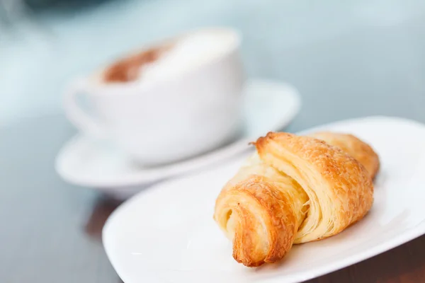 Café de la mañana con croissant —  Fotos de Stock