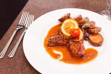 kavrulmuş patates ile tavuk