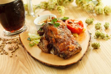 leuke babymeisje op zoek in blauwe jurk. geïsoleerde close-up portret